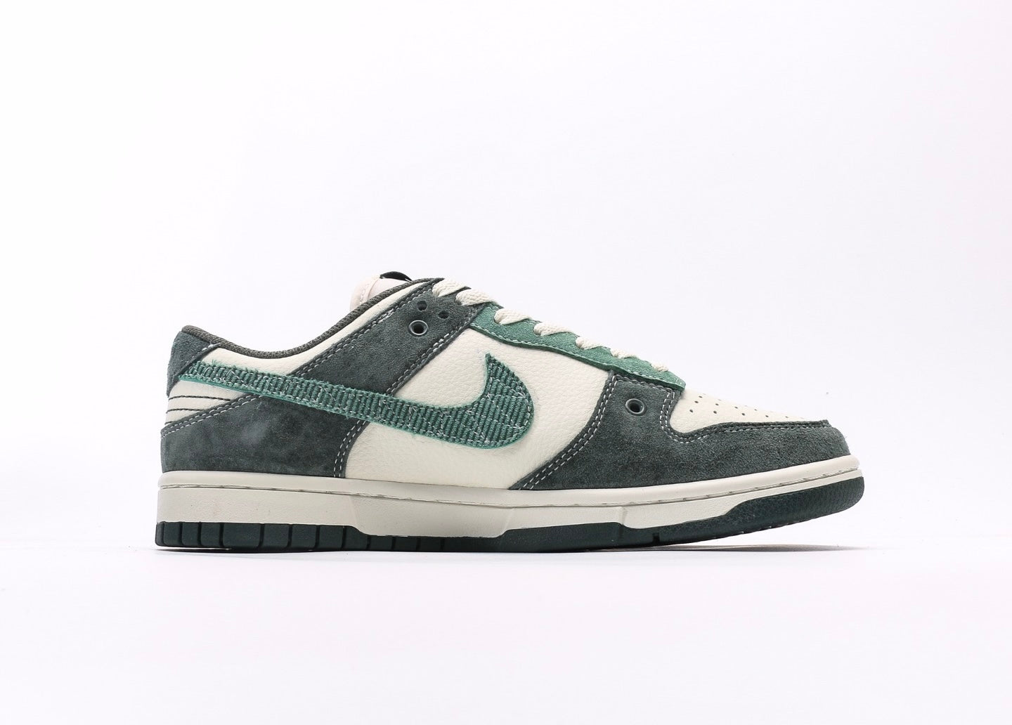 Nike Dunk Low x Supreme x Undefeated