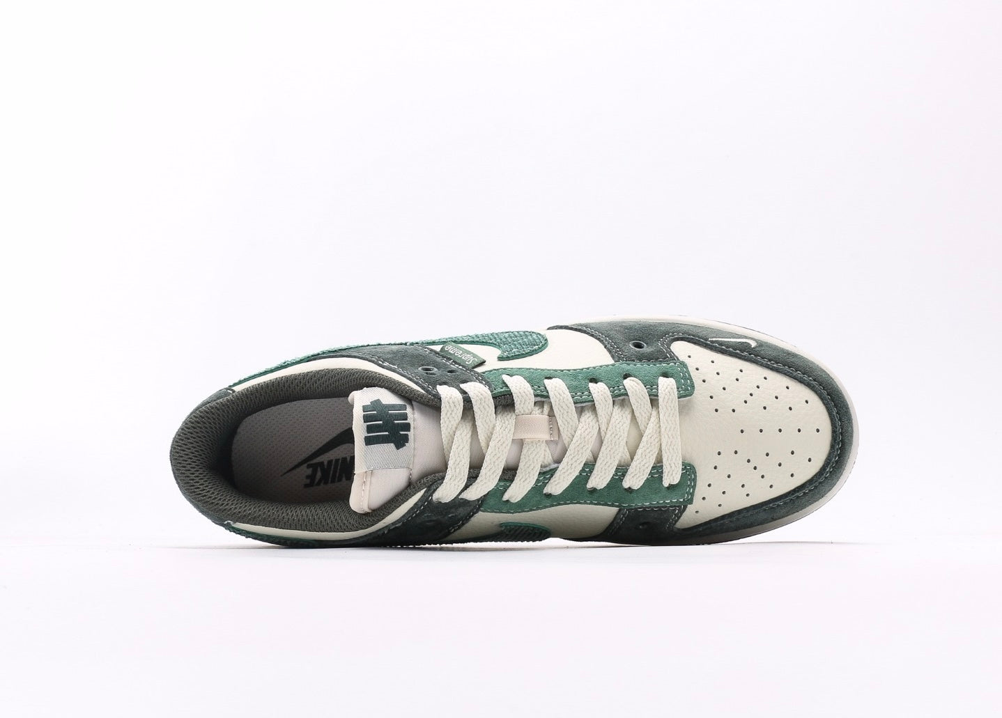 Nike Dunk Low x Supreme x Undefeated