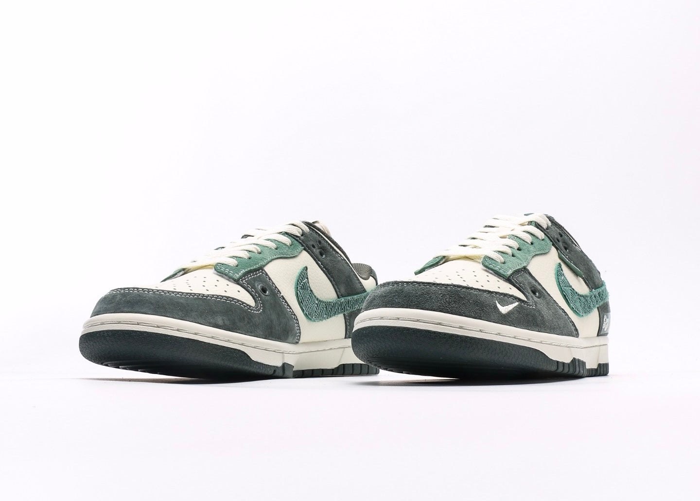 Nike Dunk Low x Supreme x Undefeated