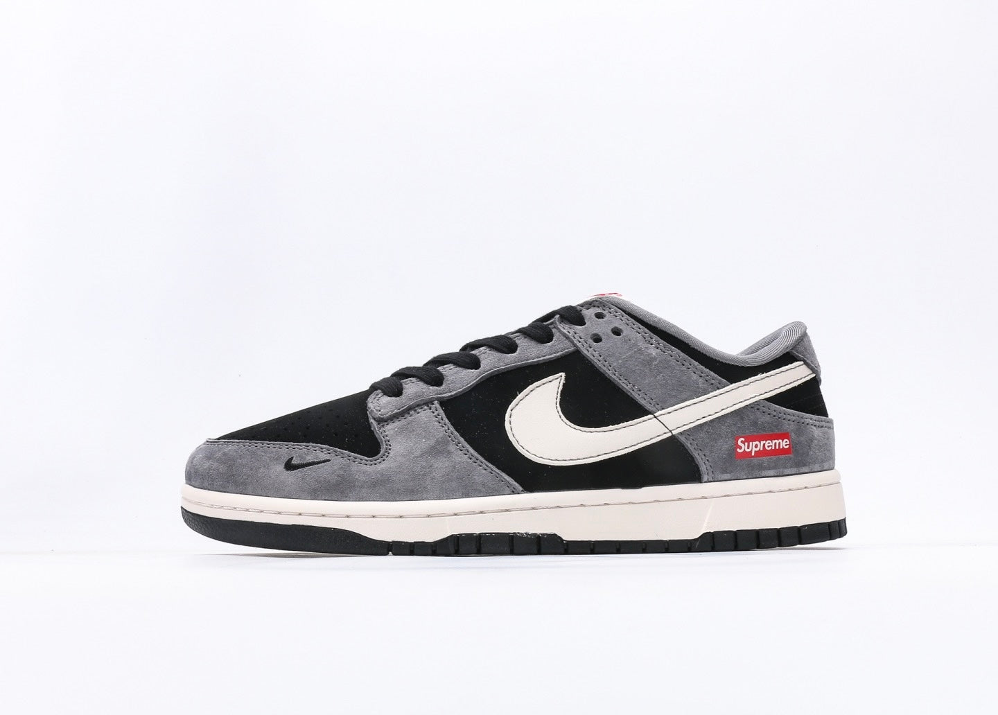 Nike Dunk Low x Supreme
