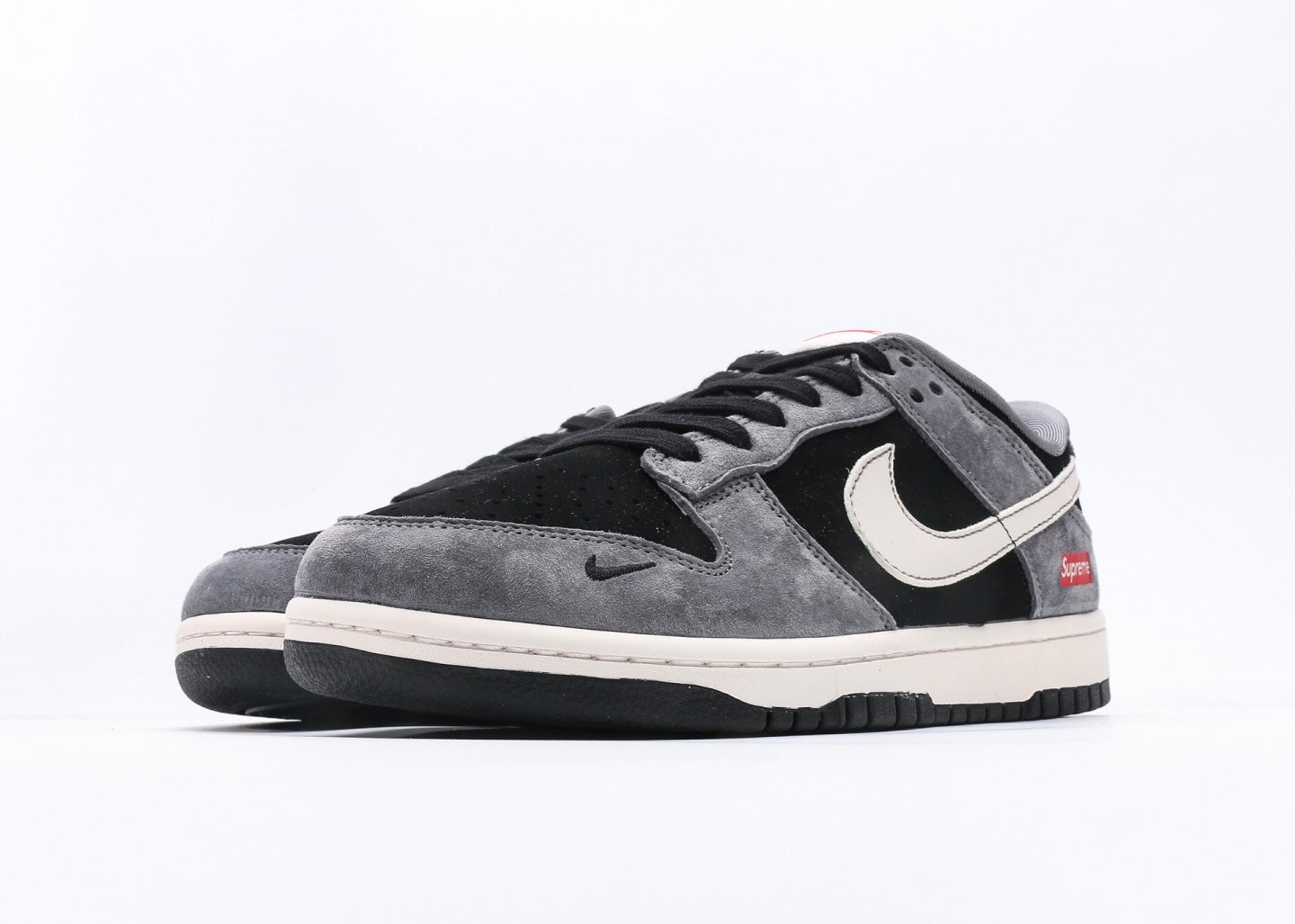 Nike Dunk Low x Supreme