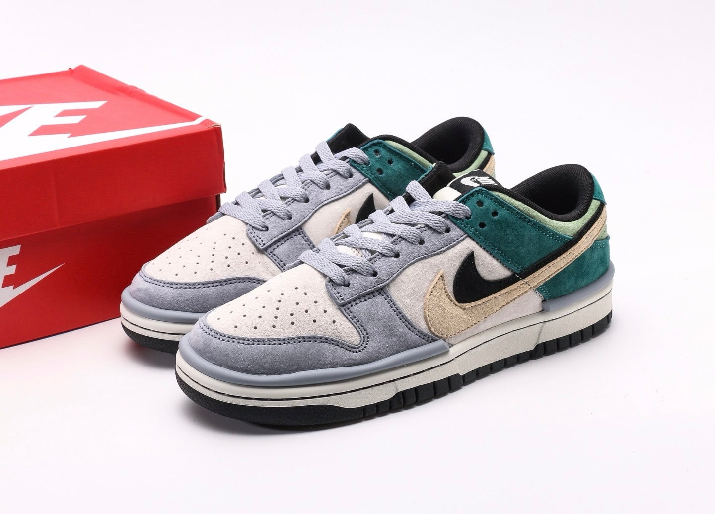 Otomo Katsuhiro x Nike SB Dunk Low