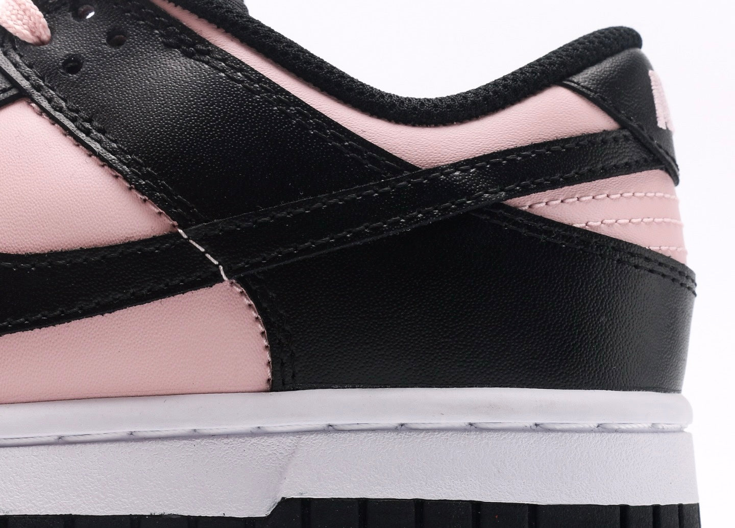 Nike Dunk Low - Black Patent Pink