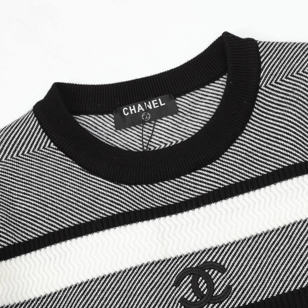 CHANEL Sweater